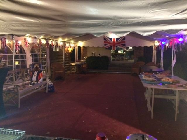 Overdekte feestlocatie met lichtjes